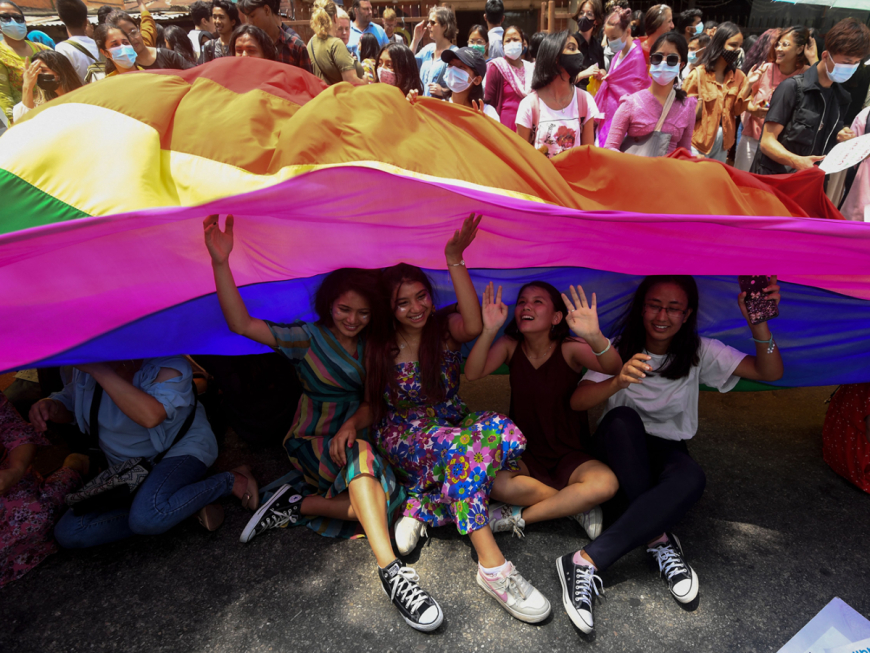 "समलैंगिक जोड़ें और LGBTQ+ कार्यकर्ता नेपाल की राजधानी में वार्षिक प्राइड परेड के दौरान रैली करते हैं"