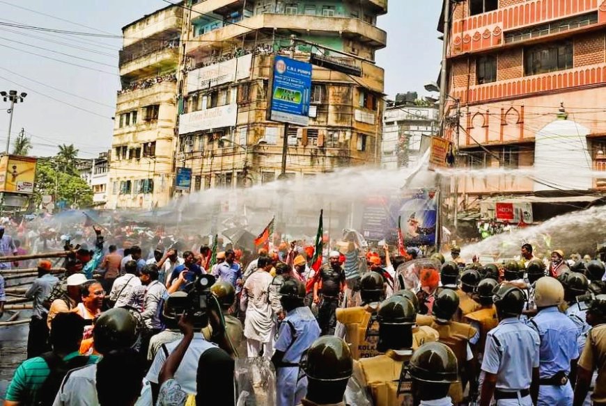 पश्चिम बंगाल : आंदोलनरत विद्यार्थ्यांवर लाठीचार्ज ,महिला डॉक्टरवरील बलात्कार आणि हत्येचे प्रकरण