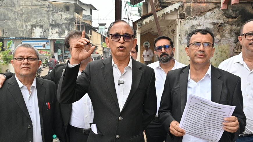 वकिलांच्या बेमुदत आंदोलनाने लाल फीतशाही हादरली