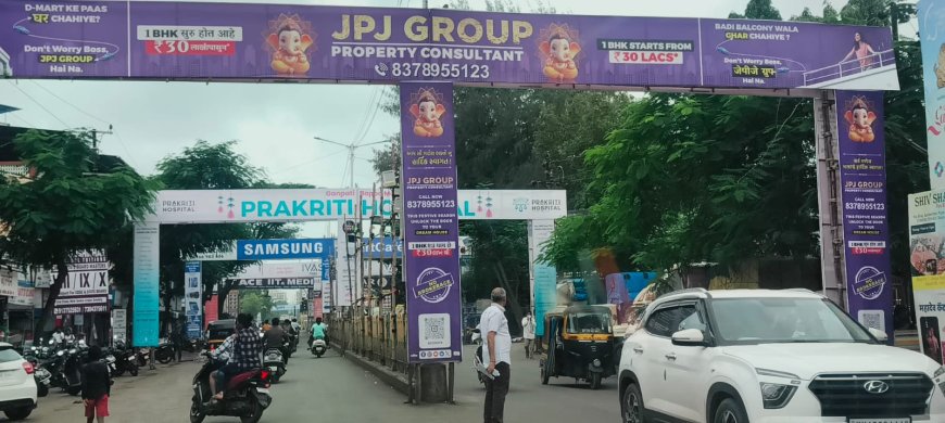 वसईत गणेशोत्सव की फलकोत्सव? : फलकांमुळे शहर विद्रूप, रस्ता अडवून मंडप उभारणी