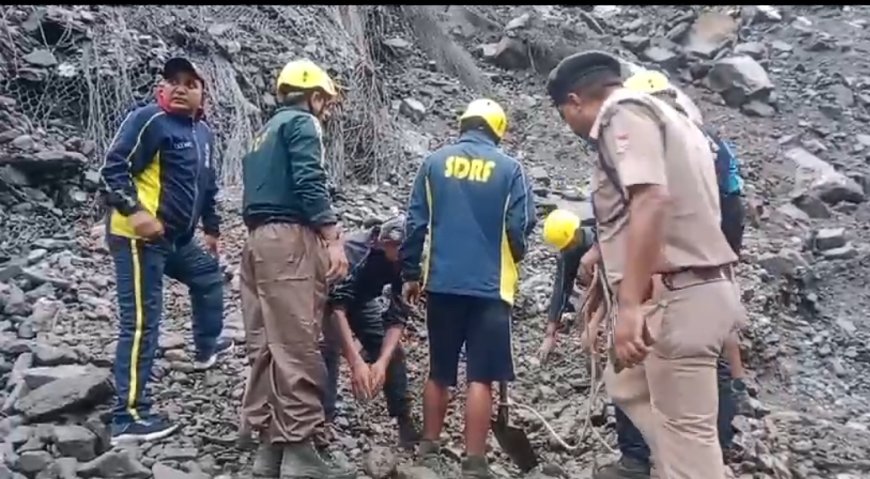 सोनप्रयाग में भूस्खलन की चपेट में आने से अब तक पांच की मौत, बाधित मार्ग पैदल आवागमन के लिए तैयार