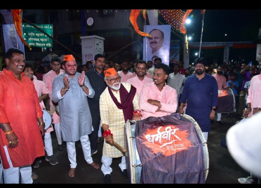 छगन भुजबळ यांनी घेतला ढोल वाजविण्याचा आनंद