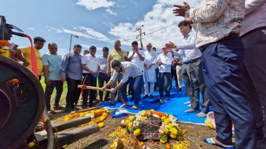 विरार-चिखलडोंगरीत नवीन सब-स्टेशनसाठी आमदार क्षितिज ठाकूर आणि हितेंद्र ठाकूर यांच्या हस्ते भूमिपूजन; महापारेषणचे अभियंता ननावरे यांनी व्यक्त केले आभार