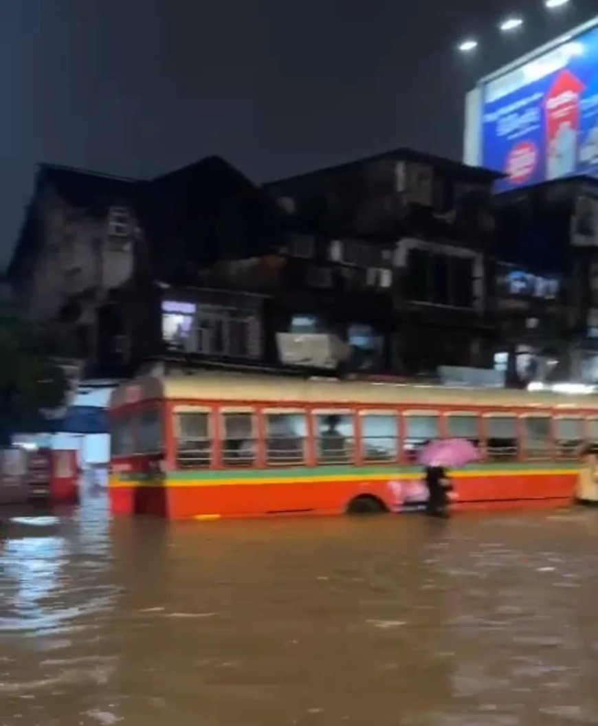 Heavy Rainfall Causes Severe Waterlogging on SV Road in Andheri, Disrupting Commuters