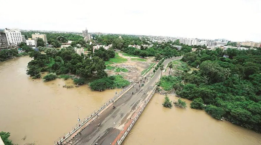 વિશ્વામિત્રી નદીનું જળસ્તર વધતા વડોદરાવાસીઓમાં પૂરનું સંકટ