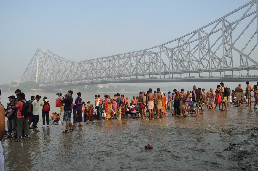 महालया के साथ ही देवी पक्ष का आगाज, तर्पण के लिए गंगा घाटों पर उमड़ी भीड़