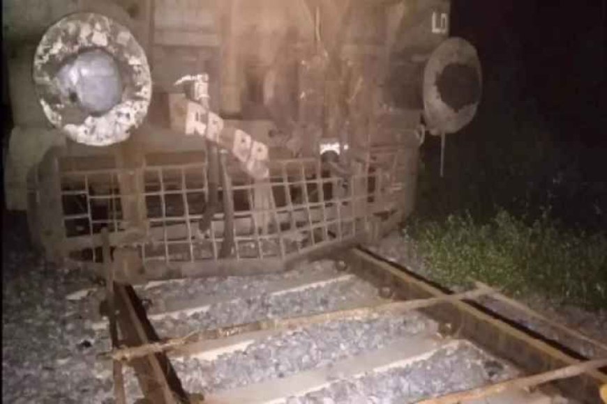 ट्रेन को पलटाने की साज़िश, रायबरेली में ट्रैक पर सीमेंटेड स्लीपर रखा